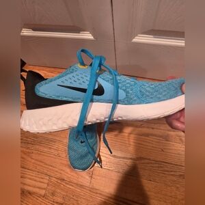 UNISEX BOYS GIRLS NIKE LEGEND REACT GS SIZE 7Y NEW AH9438 401